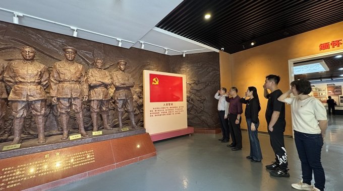 为了更好地展示页面效果